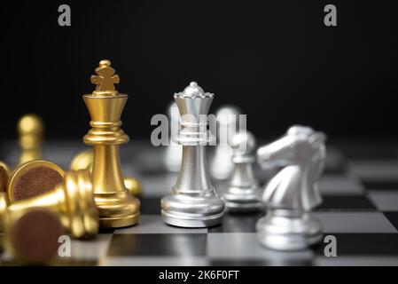 Ideen für Strategie und Geschäftsplanung. Chess Golden King steht der silbernen Königin auf dem Brett gegenüber. Stockfoto