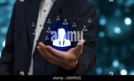 Geschäftsmann, der HRM oder Human Resource Management hält, Nachteile für Personalentwicklung, Personalbeschaffung und Kundenziel. Organisationsstruktur CO Stockfoto