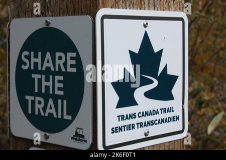 Ein Schild für den Trans Canada Trail, den längsten Wanderweg der Welt, in Whitehorse, Yukon Territory, Kanada Stockfoto