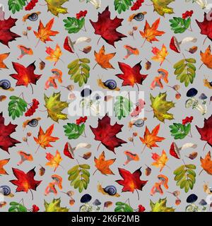 Aquarell von Hand gezeichnetes nahtloses Muster mit herbstlicher roter Eberesche, gelbem Ahornblatt, Eichenblättern, Pilzen, Eicheln. Design für Textil, Hintergrund. Stockfoto