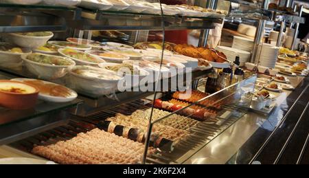 Traditionelle türkische Küche im Restaurant in Istanbul, Türkei. Stockfoto