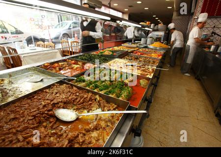 ISTANBUL, TÜRKEI - 14. JUNI: Der türkische Koch serviert am 14. Juni 2012 in Istanbul, Türkei, berühmte türkische traditionelle Gerichte im Restaurant. Stockfoto