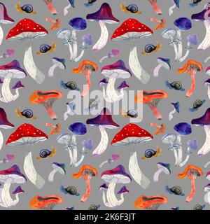 Nahtloses Aquarellmuster von Pilzen auf weißem Feld. Täubling, Fliegenpilz, Pfifferlinge, Toadstocker, Schnecke. Giftpilz. Design für Textil, pa Stockfoto