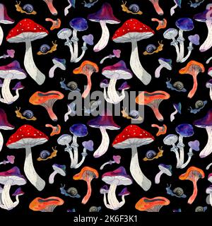 Nahtloses Aquarellmuster von Pilzen auf weißem Feld. Täubling, Fliegenpilz, Pfifferlinge, Toadstocker, Schnecke. Giftpilz. Design für Textil, pa Stockfoto
