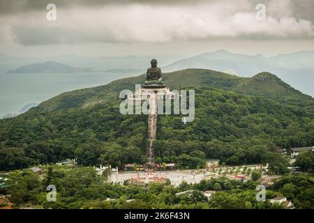 Der Tian Tan Buddha (auch bekannt als der große Buddha), eine wichtige Touristenattraktion, liegt auf einem Hügel auf der Insel Lantau, Hongkong Stockfoto