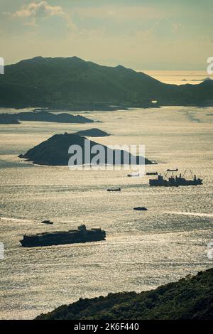 Das Sonnenlicht am späten Nachmittag spiegelte sich in den Gewässern des West Lamma Channels und der Mündung des Pearl River jenseits der Discovery Bay auf Lantau Island, Hongkong Stockfoto