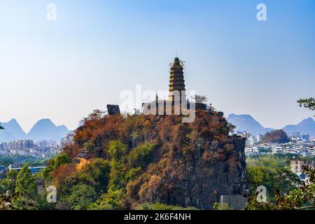 Uralte Pagode auf dem Gipfel des Berges in Chuanshan Scenic Area, Guilin, Guangxi, China Stockfoto