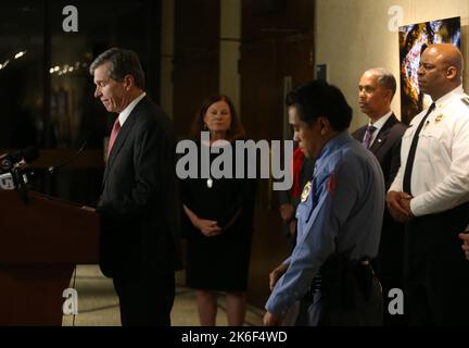 Raleigh, North Carolina, USA. 13. Oktober 2022. Roy Cooper, Gouverneur von North Carolina, spricht während einer Pressekonferenz nach einem Schießerei, bei dem am Donnerstag, dem 13. Oktober 2022, fünf Tote zu Tode kamen, in Raleigh, N.C. (Bild: © Bob Karp/ZUMA Press Wire) Stockfoto