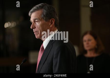 Raleigh, North Carolina, USA. 13. Oktober 2022. Roy Cooper, Gouverneur von North Carolina, spricht während einer Pressekonferenz nach einem Schießerei, bei dem am Donnerstag, dem 13. Oktober 2022, fünf Tote zu Tode kamen, in Raleigh, N.C. (Bild: © Bob Karp/ZUMA Press Wire) Stockfoto