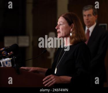 Raleigh, North Carolina, USA. 13. Oktober 2022. Die Bürgermeisterin von Raleigh, Mary-Ann Baldwin, gibt während einer Pressekonferenz nach einer Schießerei, bei der am Donnerstag, dem 13. Oktober 2022, fünf Tote starben, ein Update im Rathaus in Raleigh, N.C. (Bild: © Bob Karp/ZUMA Press Wire) Stockfoto