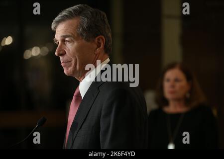 Raleigh, North Carolina, USA. 13. Oktober 2022. Roy Cooper, Gouverneur von North Carolina, spricht während einer Pressekonferenz nach einem Schießerei, bei dem am Donnerstag, dem 13. Oktober 2022, fünf Tote zu Tode kamen, in Raleigh, N.C. (Bild: © Bob Karp/ZUMA Press Wire) Stockfoto
