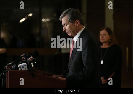Raleigh, North Carolina, USA. 13. Oktober 2022. Roy Cooper, Gouverneur von North Carolina, spricht während einer Pressekonferenz nach einem Schießerei, bei dem am Donnerstag, dem 13. Oktober 2022, fünf Tote zu Tode kamen, in Raleigh, N.C. (Bild: © Bob Karp/ZUMA Press Wire) Stockfoto