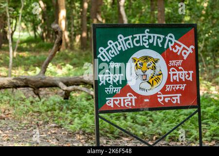 Keine Einreise oder nicht-Tourismus-Bereich oder Zugang verweigert ohne Erlaubnis Schild von uttar pradesh Wald Department für Menschen und Touristen in barahi Range Stockfoto