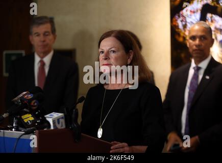 Raleigh, North Carolina, USA. 13. Oktober 2022. Die Bürgermeisterin von Raleigh, Mary-Ann Baldwin, gibt während einer Pressekonferenz nach einer Schießerei, bei der am Donnerstag, dem 13. Oktober 2022, fünf Tote starben, ein Update im Rathaus in Raleigh, N.C. (Bild: © Bob Karp/ZUMA Press Wire) Stockfoto