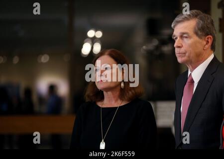 Raleigh, North Carolina, USA. 13. Oktober 2022. Die Bürgermeisterin von Raleigh, Mary-Ann Baldwin, und der Gouverneur von North Carolina, Roy Cooper, hören während eines aktuellen Briefings nach einer Schießerei, bei der am Donnerstag, dem 13. Oktober 2022, fünf Tote zu Tode kamen, in Raleigh, N.C. zu (Bild: © Bob Karp/ZUMA Press Wire) Stockfoto