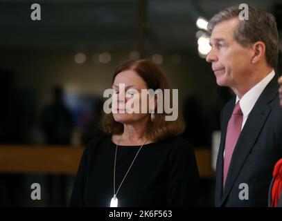 Raleigh, North Carolina, USA. 13. Oktober 2022. Die Bürgermeisterin von Raleigh, Mary-Ann Baldwin, und der Gouverneur von North Carolina, Roy Cooper, hören während eines aktuellen Briefings nach einer Schießerei, bei der am Donnerstag, dem 13. Oktober 2022, fünf Tote zu Tode kamen, in Raleigh, N.C. zu (Bild: © Bob Karp/ZUMA Press Wire) Stockfoto