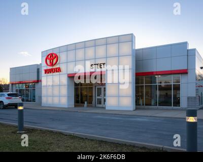 New Hartford, New York - 29. März 2022: Landschaft Nahaufnahme des Außengebäudes des Toyota Steet Händlerbetriebs. Stockfoto