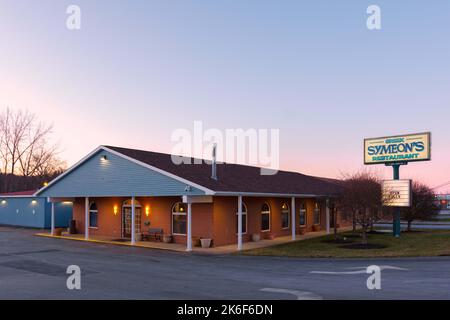 New Hartford, New York - 29. März 2022: Blick über die Landschaft auf Symeon's Restaurant. Symeon's ist ein griechisches Familienrestaurant, das Mediterrane serviert Stockfoto