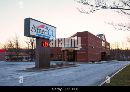 New Hartford, New York - Mar 29, 2022: Landscape Wide View of AmeriCU Credit Union Building Exterior, Americu ist hauptsächlich in Nord- und Cent-Region tätig Stockfoto