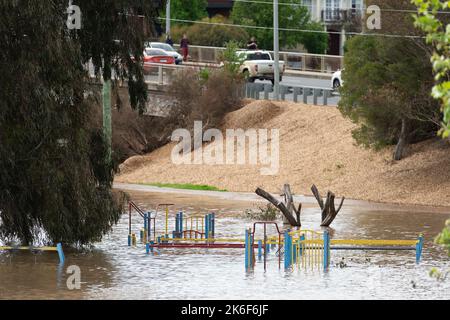 Melbourne, Australien, 14. Oktober 2022. Die Oberseite eines Spielplatzes wird gesehen, als die Hochwasserpegel in der Vorstadt von Maribyrnong am 14. Oktober 2022 in Victoria, Australien ansteigen. Die Bewohner, die in der Nähe des Flusses von Maribyrnong lebten, erhielten eine Notfallwarnung und wurden angewiesen, sich zu evakuieren, wenn das Hochwasser nach dem sintflutartigen Regen die ganze Woche über ansteigt. Kredit: Mikko Robles/Geschwindigkeit Medien/Alamy Live Nachrichten Stockfoto