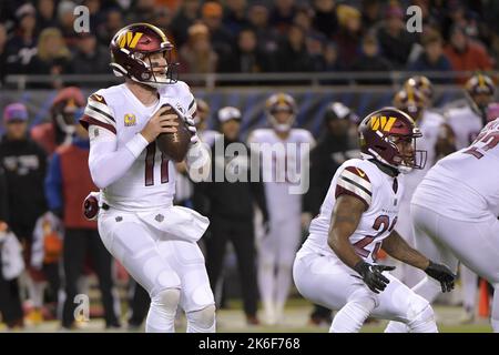 Chicago, Usa. 13. Oktober 2022. Der Quarterback von Washington Commanders Carson Wentz (11) sucht am Donnerstag, den 13. Oktober 2022, auf dem Soldier Field in Chicago nach einem offenen Empfänger gegen die Chicago Bears. Foto von Mark Black/UPI Credit: UPI/Alamy Live News Stockfoto