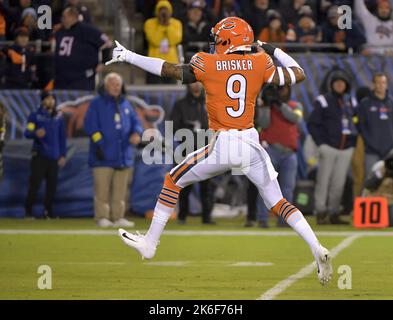 Chicago, Usa. 13. Oktober 2022. Chicago trägt Sicherheit Jaquan Brisker (9) feiert am Donnerstag, den 13. Oktober 2022, einen Sack von Carson Wentz, einem Quarterback der Washington Commander, auf dem Soldier Field in Chicago. Foto von Mark Black/UPI Credit: UPI/Alamy Live News Stockfoto