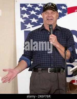 Springdale, Usa. 13. Oktober 2022. Doug Mastriano, republikanischer Kandidat für den Gouverneur von Pennsylvania, spricht während des Meet and Greet bei der Springdale Veterans Association in Springdale, Pennsylvania, am Donnerstag, 13. Oktober 2022, an seine Anhänger. Foto von Archie Corps/UPI Credit: UPI/Alamy Live News Stockfoto