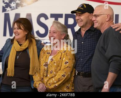 Springdale, Usa. 13. Oktober 2022. Doug Mastriano, republikanischer Kandidat für den Gouverneur von Pennsylvania, posiert mit seinen Unterstützern beim „Meet and Greet“ der Springdale Veterans Association in Springdale, Pennsylvania, am Donnerstag, 13. Oktober 2022. Foto von Archie Corps/UPI Credit: UPI/Alamy Live News Stockfoto