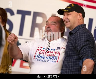 Springdale, Usa. 13. Oktober 2022. Doug Mastriano, republikanischer Kandidat für den Gouverneur von Pennsylvania, posiert mit seinen Unterstützern beim „Meet and Greet“ der Springdale Veterans Association in Springdale, Pennsylvania, am Donnerstag, 13. Oktober 2022. Foto von Archie Corps/UPI Credit: UPI/Alamy Live News Stockfoto