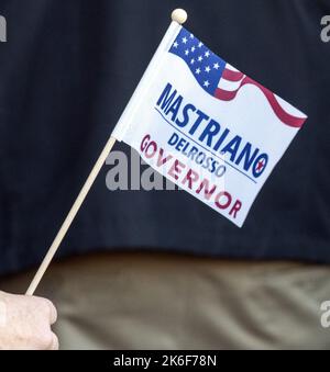 Springdale, Usa. 13. Oktober 2022. Unterstützer winken Fans beim republikanischen Kandidaten für den Gouverneur von Pennsylvania Doug Mastriano „Meet and Greet“ bei der Springdale Veterans Association in Springdale, Pennsylvania, am Donnerstag, dem 13. Oktober 2022. Foto von Archie Corps/UPI Credit: UPI/Alamy Live News Stockfoto