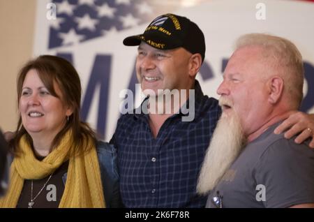 Springdale, Usa. 13. Oktober 2022. Doug Mastriano, republikanischer Kandidat für den Gouverneur von Pennsylvania, posiert mit seinen Unterstützern beim „Meet and Greet“ der Springdale Veterans Association in Springdale, Pennsylvania, am Donnerstag, 13. Oktober 2022. Foto von Archie Corps/UPI Credit: UPI/Alamy Live News Stockfoto