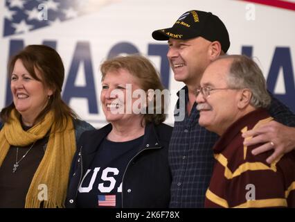 Springdale, Usa. 13. Oktober 2022. Doug Mastriano, republikanischer Kandidat für den Gouverneur von Pennsylvania, posiert mit seinen Unterstützern beim „Meet and Greet“ der Springdale Veterans Association in Springdale, Pennsylvania, am Donnerstag, 13. Oktober 2022. Foto von Archie Corps/UPI Credit: UPI/Alamy Live News Stockfoto