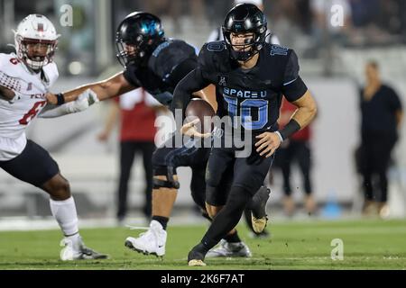 13. Oktober 2022: UCF Knights Quarterback JOHN RHYS PLUMLEE (10) spielt den Ball in der Mitte während des Football-Spiels der University of Central Florida Knights and the Temple Owls NCAA am 13. Oktober 2022 im FBC Mortgage Stadium in Orlando, FL. (Bild: © Cory Knowlton/ZUMA Press Wire) Stockfoto