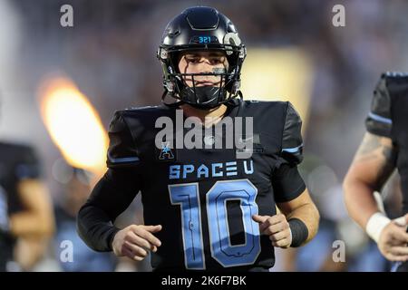 13. Oktober 2022: UCF Knights Quarterback JOHN RHYS PLUMLEE (10) nimmt das Feld während des Football-Spiels der University of Central Florida Knights und der Temple Owls NCAA am 13. Oktober 2022 im FBC Mortgage Stadium in Orlando, FL, ein. (Bild: © Cory Knowlton/ZUMA Press Wire) Stockfoto