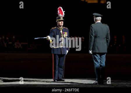 König Philippe - Filip von Belgien, abgebildet während der Eröffnungsfeier des akademischen Jahres 2022-2023 der Königlichen Militärschule (KMS), in Brüssel, Donnerstag, 13. Oktober 2022. Die neuen Studenten, darunter Prinz Gabriel, nehmen ihren feierlichen Einzug ab und der König übergibt den degen des Königs auch an Vizeleutnant Jasper Mathys. BELGA FOTO HATIM KAGHAT Stockfoto