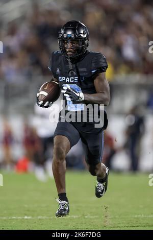 13. Oktober 2022: KOBE HUDSON (2) spielt den Ball während des Football-Spiels der University of Central Florida Knights und der Temple Owls NCAA im FBC Mortgage Stadium in Orlando, FL am 13. Oktober 2022. (Bild: © Cory Knowlton/ZUMA Press Wire) Stockfoto