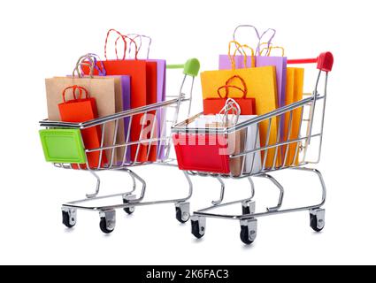 Einkaufswagen mit Papiertüten auf weißem Hintergrund Stockfoto