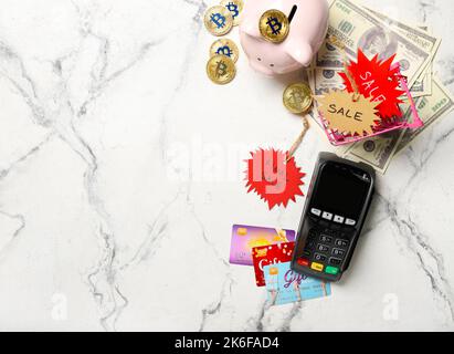 Sparschwein, Einkaufswagen, Geld, Zahlungsterminal, Geschenkkarten und Tags mit Text SCHLUSSVERKAUF auf hellem Hintergrund Stockfoto