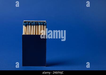Feld mit neuen Übereinstimmungen auf blauem Hintergrund Stockfoto