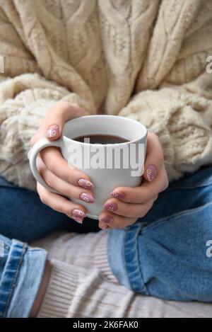 Frau hält eine Tasse Kürbiskaffee, Nahaufnahme Stockfoto