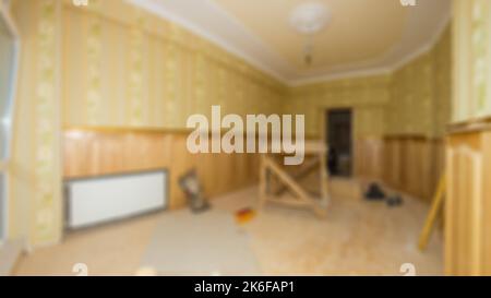 Innenkonstruktion des neuen Hausprojekts mit hellem Wandhintergrund. Treppen im leeren Wohnzimmer. Defokussierte und verblenkte helle leere Zimmer ohne Stockfoto
