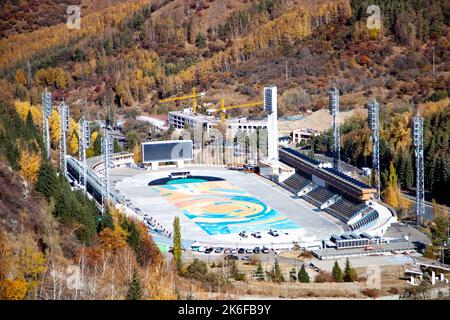 Luftaufnahme des Medeo-Stadions in Almaty, Kasachstan. Herbstsaison. Stockfoto