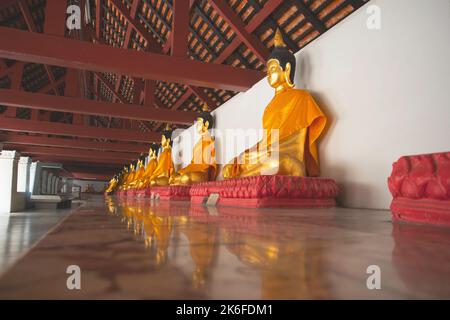 Buddha-Bilder sind im Wat Phra Mahathat Woramahawihan, Nakhon Si Thammarat, Thailand, angeordnet. Stockfoto