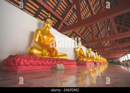 Buddha-Bilder sind im Wat Phra Mahathat Woramahawihan, Nakhon Si Thammarat, Thailand, angeordnet. Stockfoto