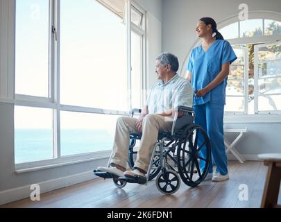 Lasst uns raus gehen. Ganzkörperaufnahme eines hübschen älteren Mannes und seiner Krankenschwester im Altersheim. Stockfoto