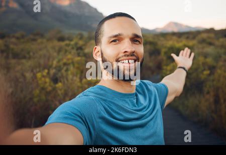 Fitness, Laufen und ein Mann beim Selfie auf dem Berg während eines Laufs im Freien. Junge Läufer auf Wanderung, Training und Bewegung in der Natur macht Bild von landschaftlich Stockfoto
