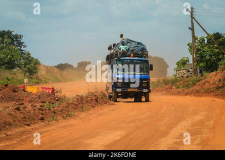 Accra, Ghana - 01. April 2022: Farbenfroher öffentlicher Minibus aus Afrika auf der Dusty Road im Herzen Ghanas Stockfoto