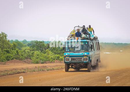 Accra, Ghana - 01. April 2022: Farbenfroher öffentlicher Minibus aus Afrika auf der Dusty Road im Herzen Ghanas Stockfoto