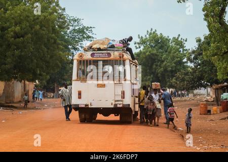 Accra, Ghana - 01. April 2022: Farbenfroher öffentlicher Minibus aus Afrika auf der Dusty Road im Herzen Ghanas Stockfoto