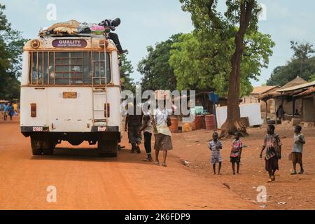 Accra, Ghana - 01. April 2022: Farbenfroher öffentlicher Minibus aus Afrika auf der Dusty Road im Herzen Ghanas Stockfoto